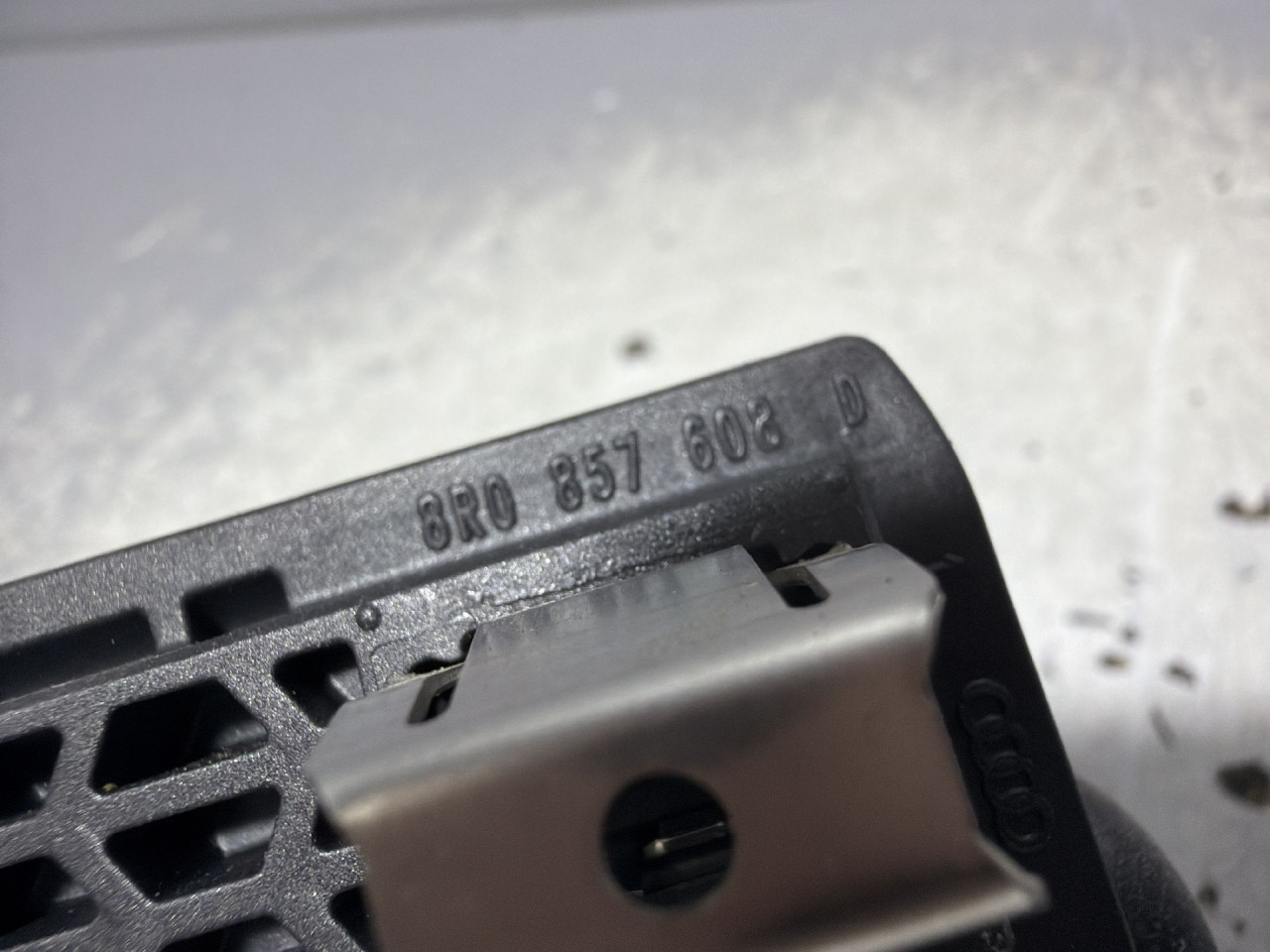 DIJELOVI KROVNA RUCKA AUDI Q5 (FY) > 17 - 20  2.0 8R0857608D