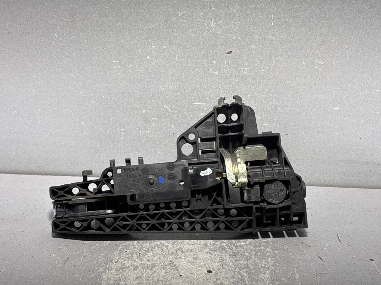 DIJELOVI RUCKA VRATA AUDI Q5 > 08-11 8T0837885