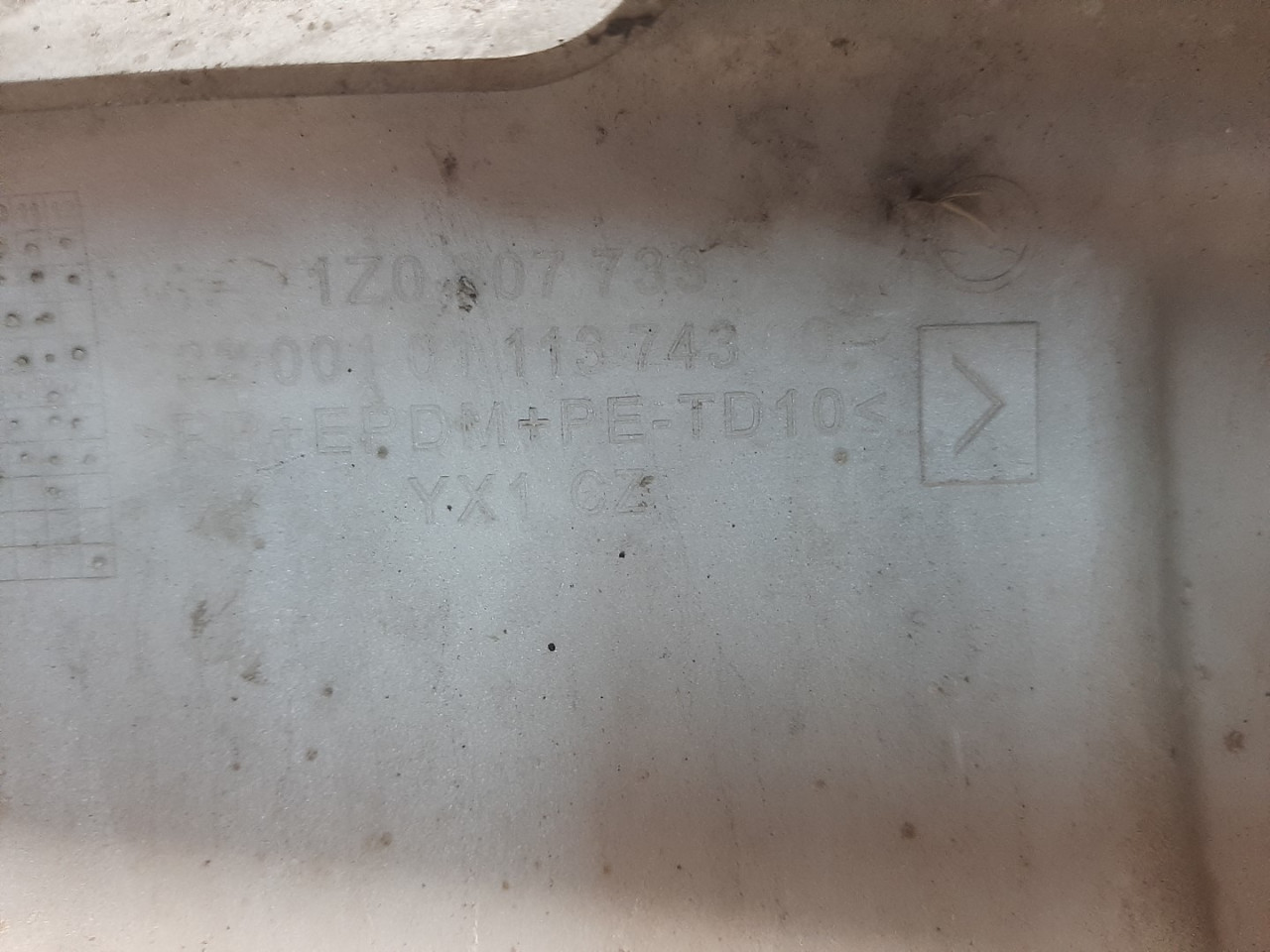 DIJELOVI PLASTIKA BRANIKA SKODA  1Z0807733