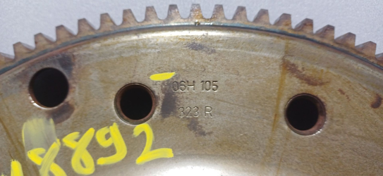 DIJELOVI ZAMAJAC AUDI A6 4G > 14-18 06H105323R