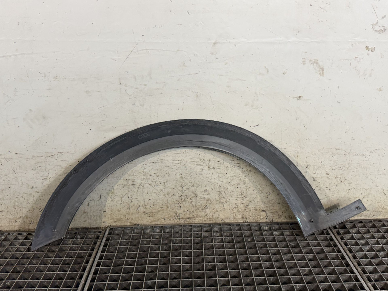 DIJELOVI RUB BLATOBRANA AUDI A4 (B9) > 15-18 8W9853718B