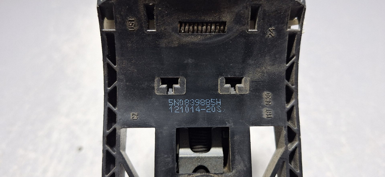 DIJELOVI RUCKA VRATA VW GOLF 7 > 12-16 5N0839885H
