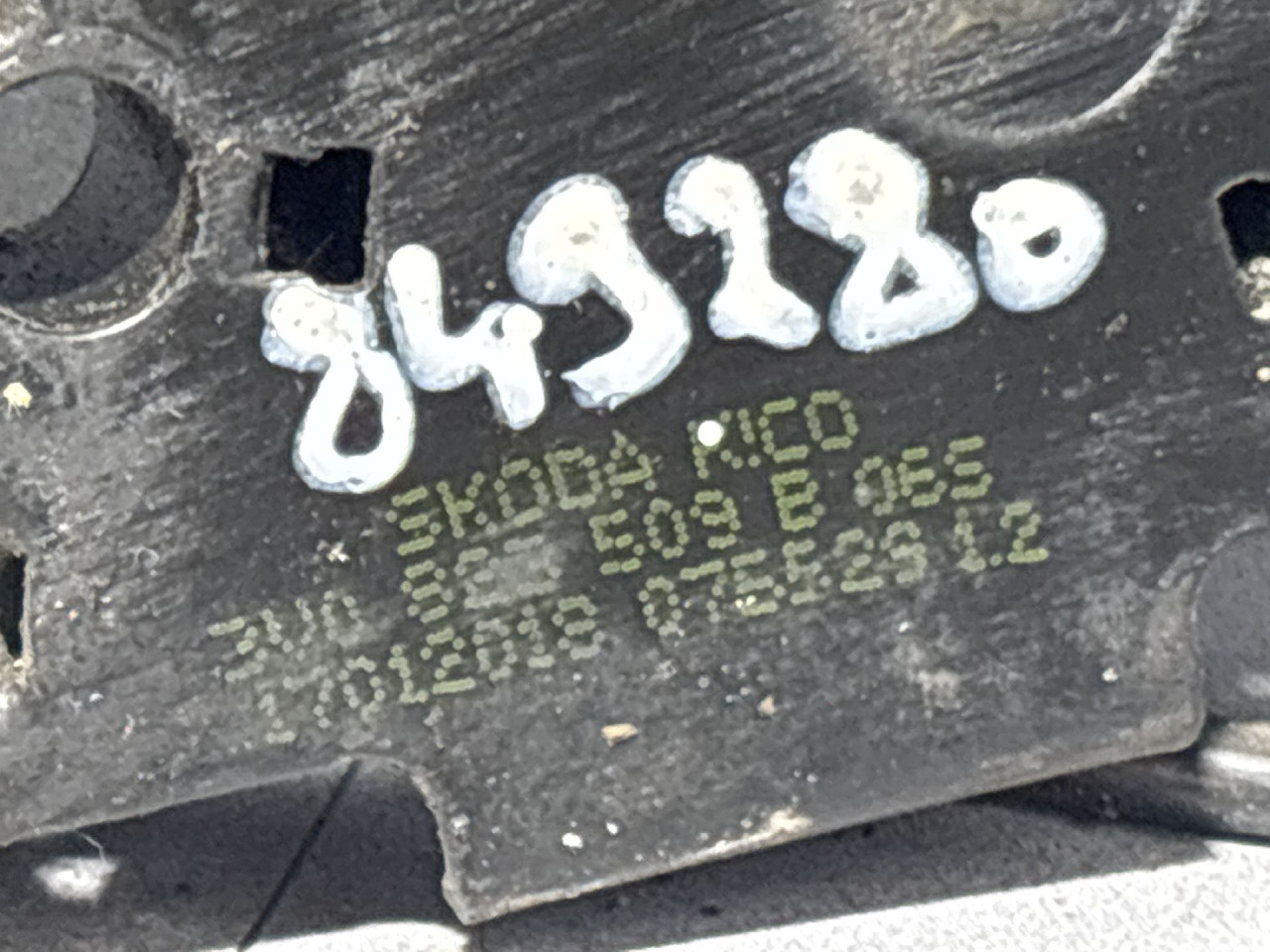DIJELOVI BRAVA HAUBE SKODA SUPERB > 15-19 3V0823509B