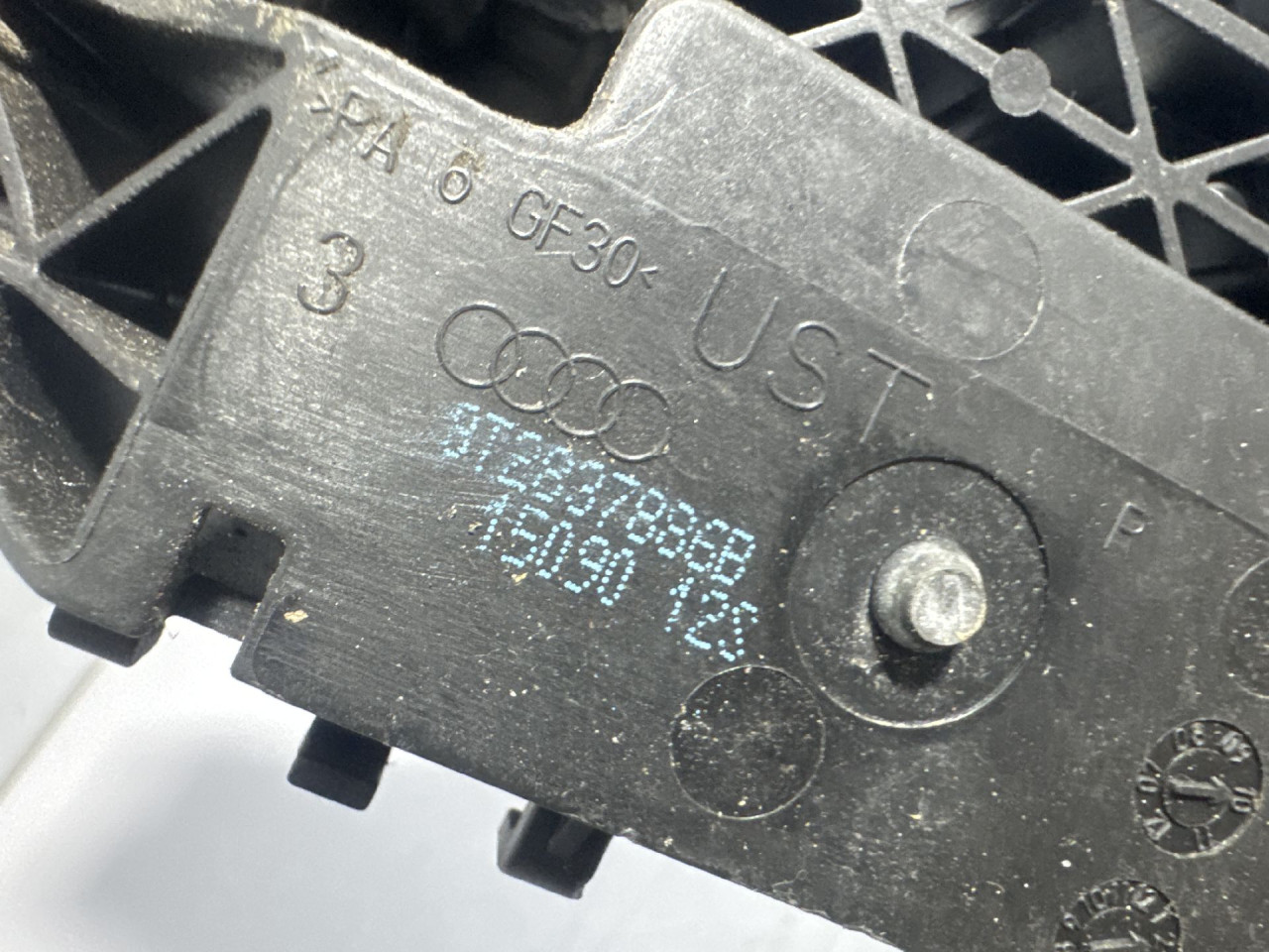 DIJELOVI RUCKA VRATA AUDI Q5 > 08-11 8T2837886B