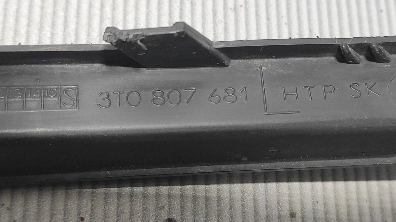 PLASTIKA BRANIKA SKODA SUPERB > 13-15 3T0807681