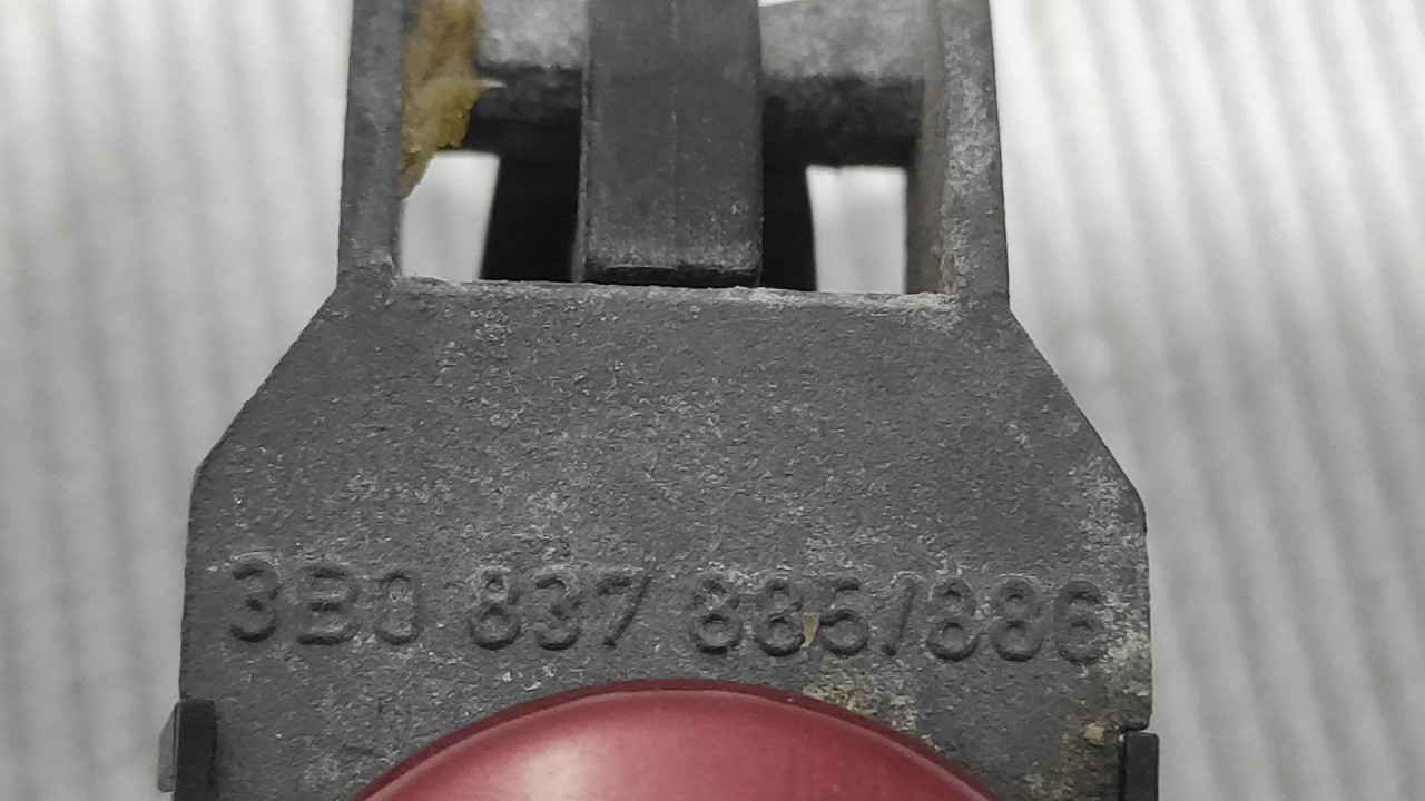 DIJELOVI RUCKA VRATA VW GOLF 4 > 97-03 3B0837885