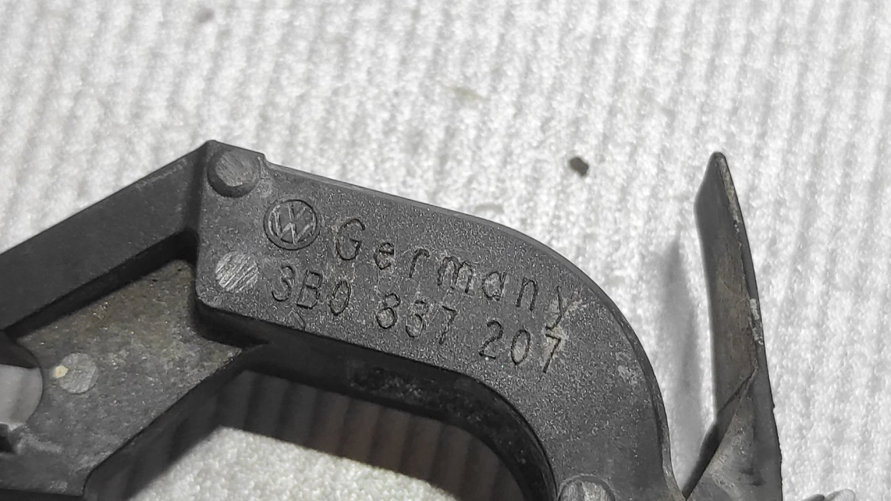 DIJELOVI RUCKA VRATA VW GOLF 5 > 03-08 3B0837207