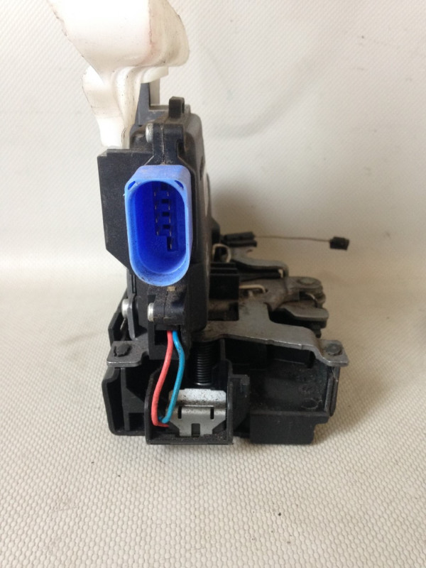 DIJELOVI BRAVA VRATA VW CADDY > 10-15 3D2837015T