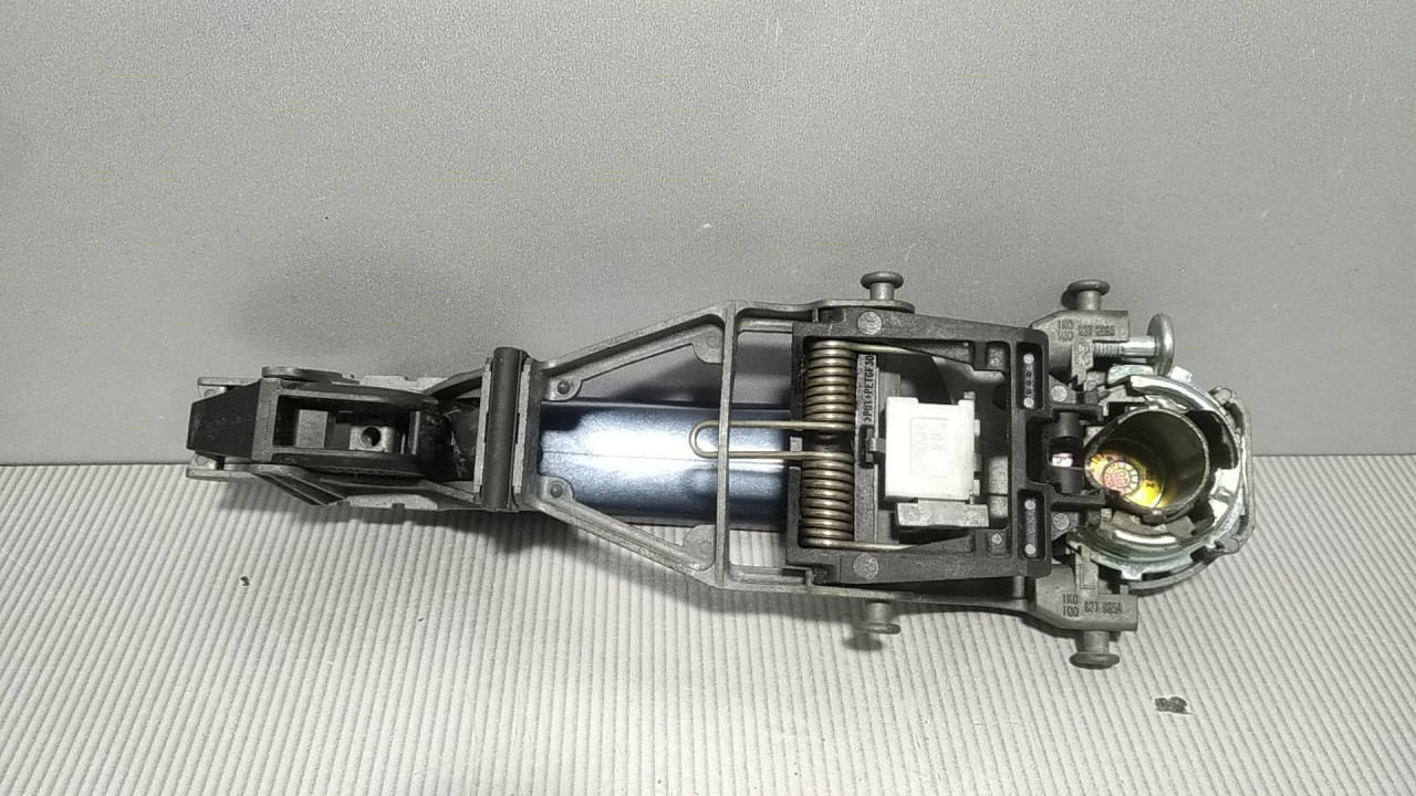 DIJELOVI RUCKA VRATA VW GOLF 5 > 03-08 1K0837885A