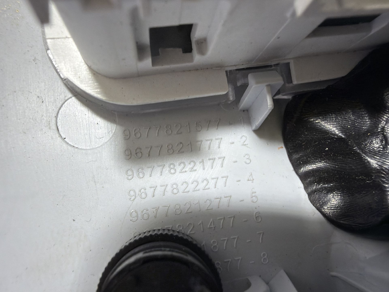 DIJELOVI RASVJETA U KABINI PEUGEOT 308 > 17-21 1.5 9677821577