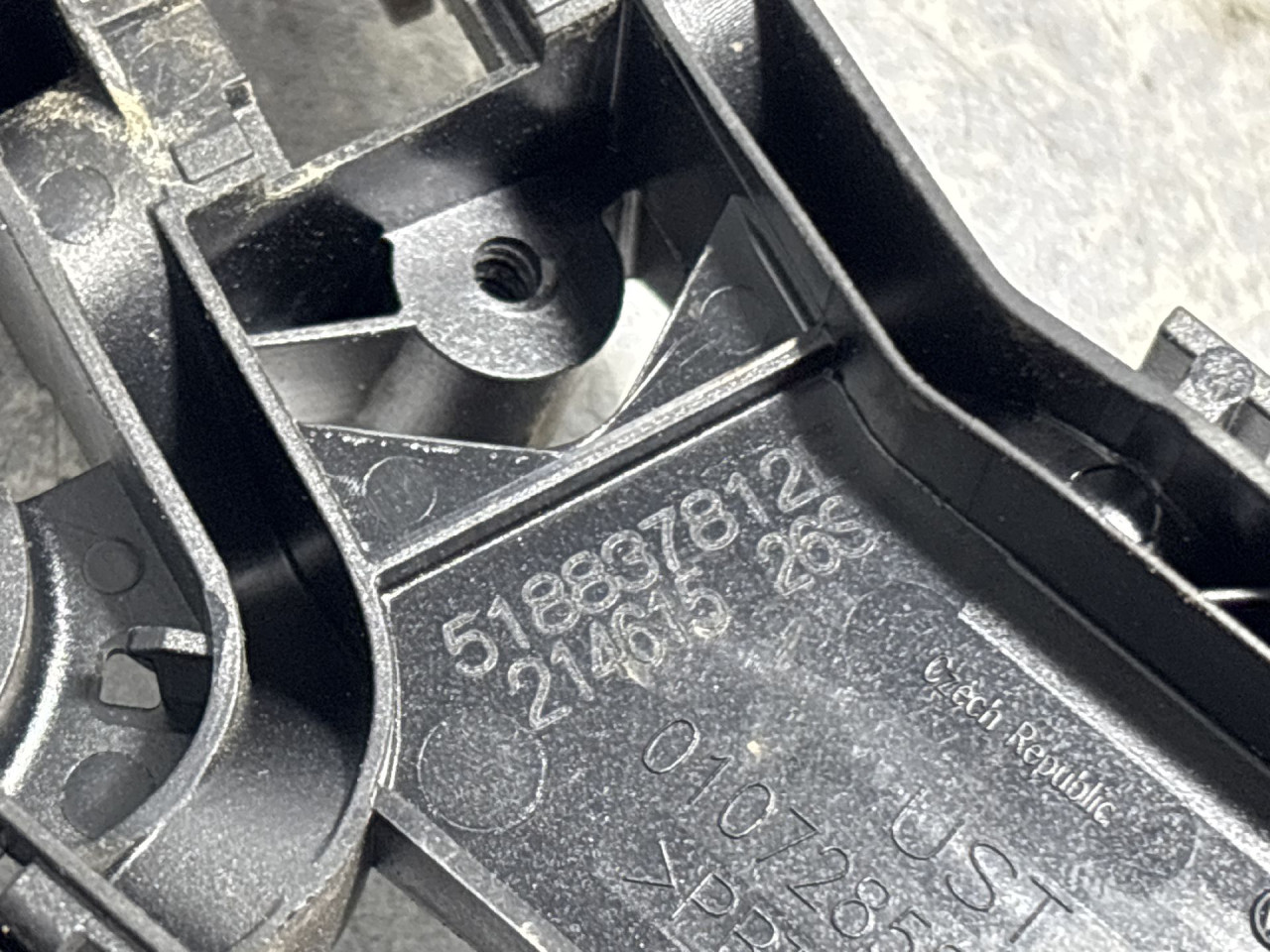 DIJELOVI RUCKA VRATA VW TIGUAN > 11-15 518837812E