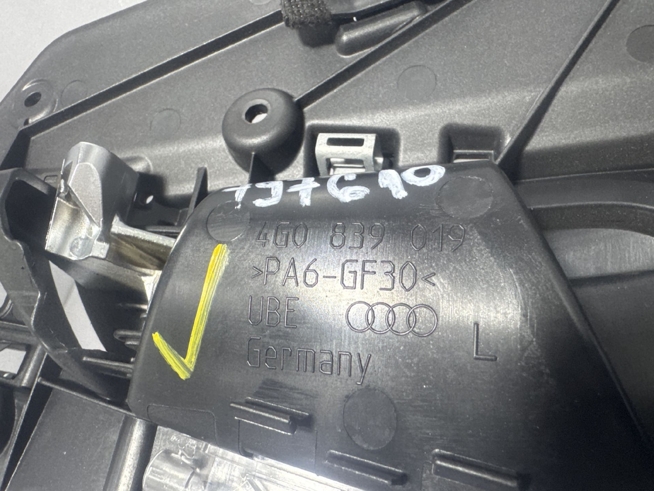 DIJELOVI UNUTRASNJA RUCKA VRATA AUDI A6 4G > 14-18 2.0 4G0839019