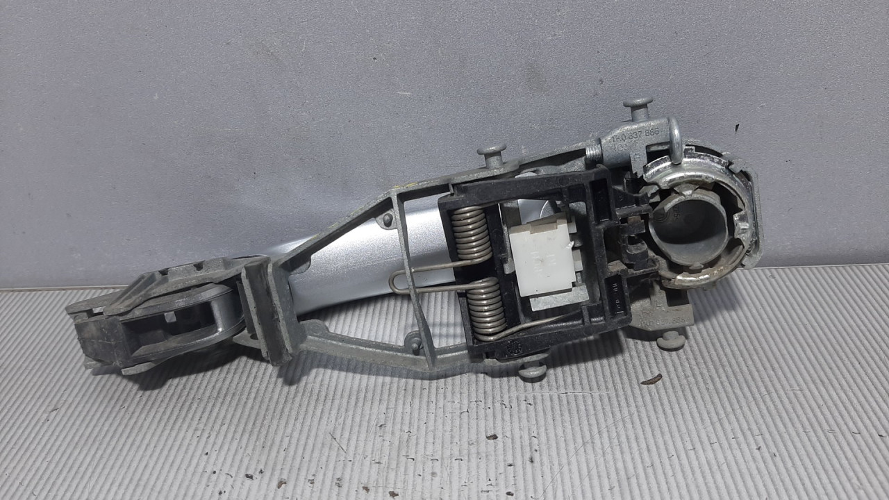 DIJELOVI RUCKA VRATA VW GOLF 5 > 03-08 1K0837886A
