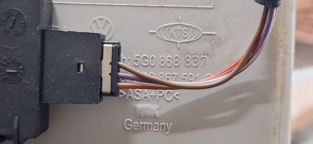 DIJELOVI PRETINAC ZA NAOCALE VW PASSAT B8 > 19 - 1.6 5G0868837