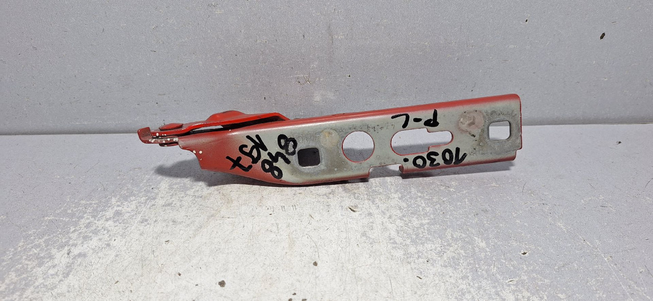 DIJELOVI SKARE OD HAUBE AUDI Q3 > 11-15 2.0 8U0823301