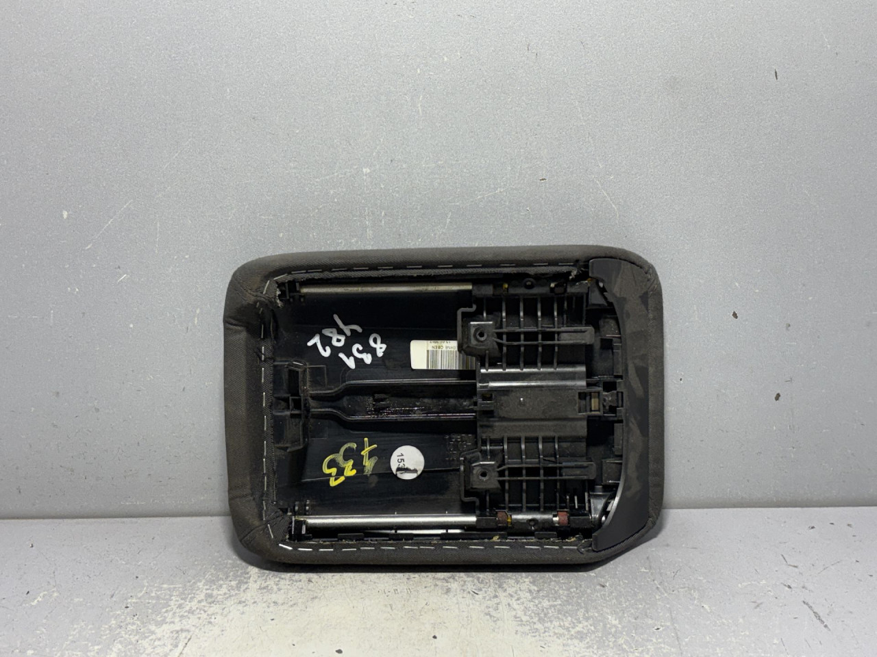 NASLONJAC ZA RUKU AUDI A4 (B8) > 12-15 8K0864207