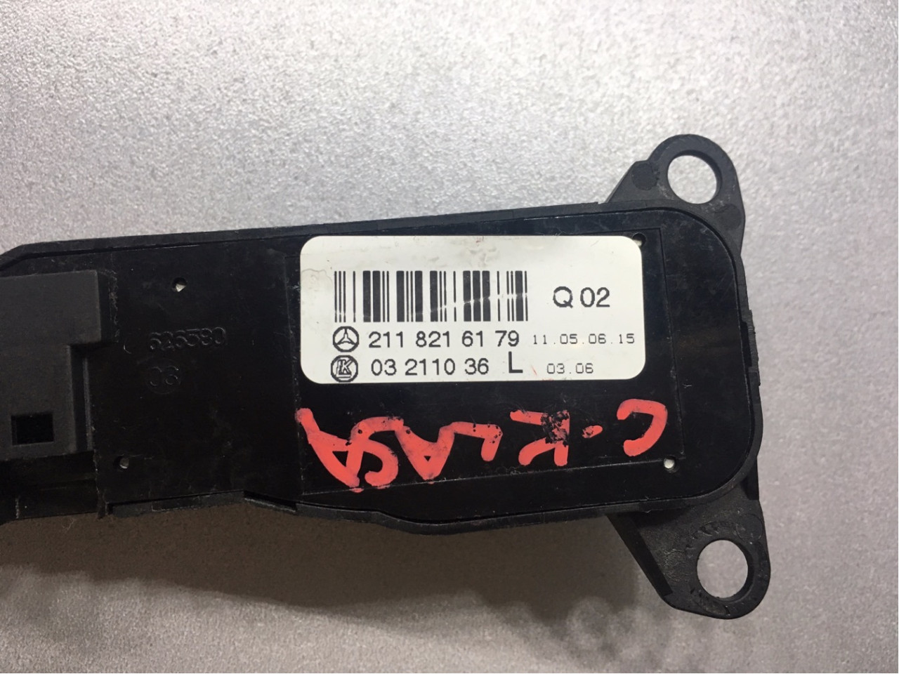 DIJELOVI PREKIDAC MERCEDES CLS > 04-11 2118216179