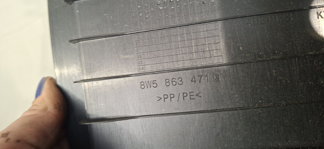 DIJELOVI PLASTIKA AUDI A4 (B9) > 15-18 2.0 8W5863471B