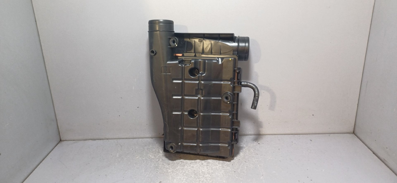 KUCISTE FILTERA ZRAKA SEAT LEON > 13-16 04E129611G