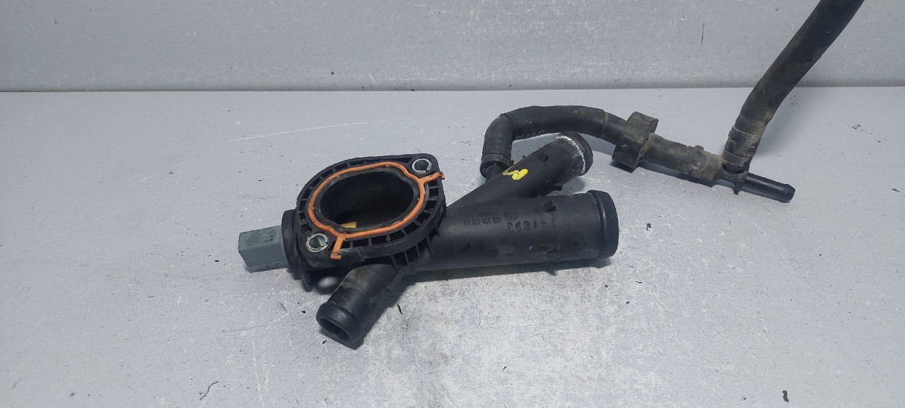 KUCISTE TERMOSTATA VW PASSAT B7 > 10-14 03L121131AA