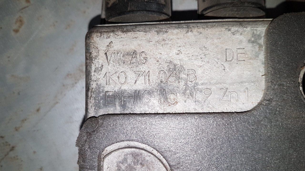 DIJELOVI SALTEBLA SKODA OCTAVIA > 08-13 1K0711061B