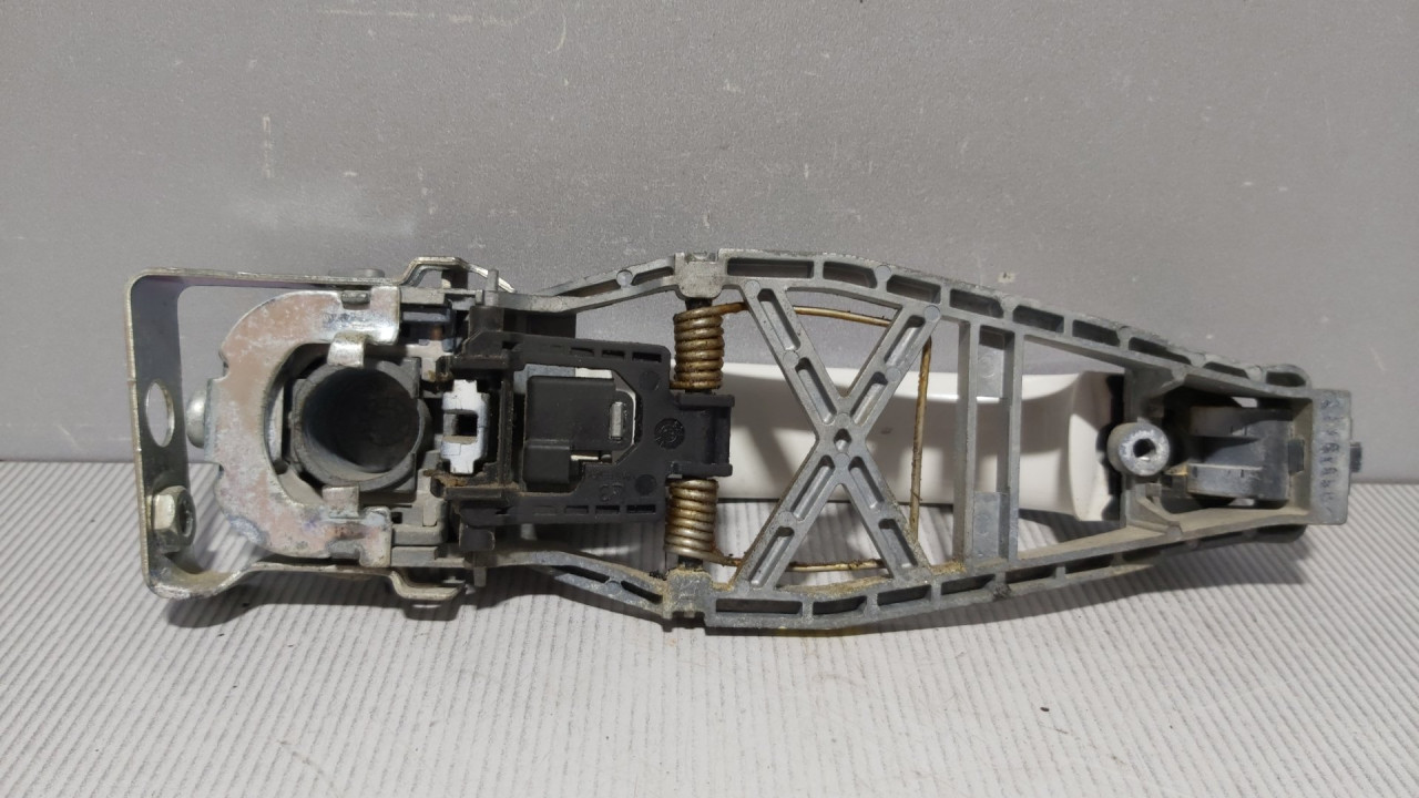 DIJELOVI RUCKA VRATA VW TOURAN > 10-15 1T0837885B