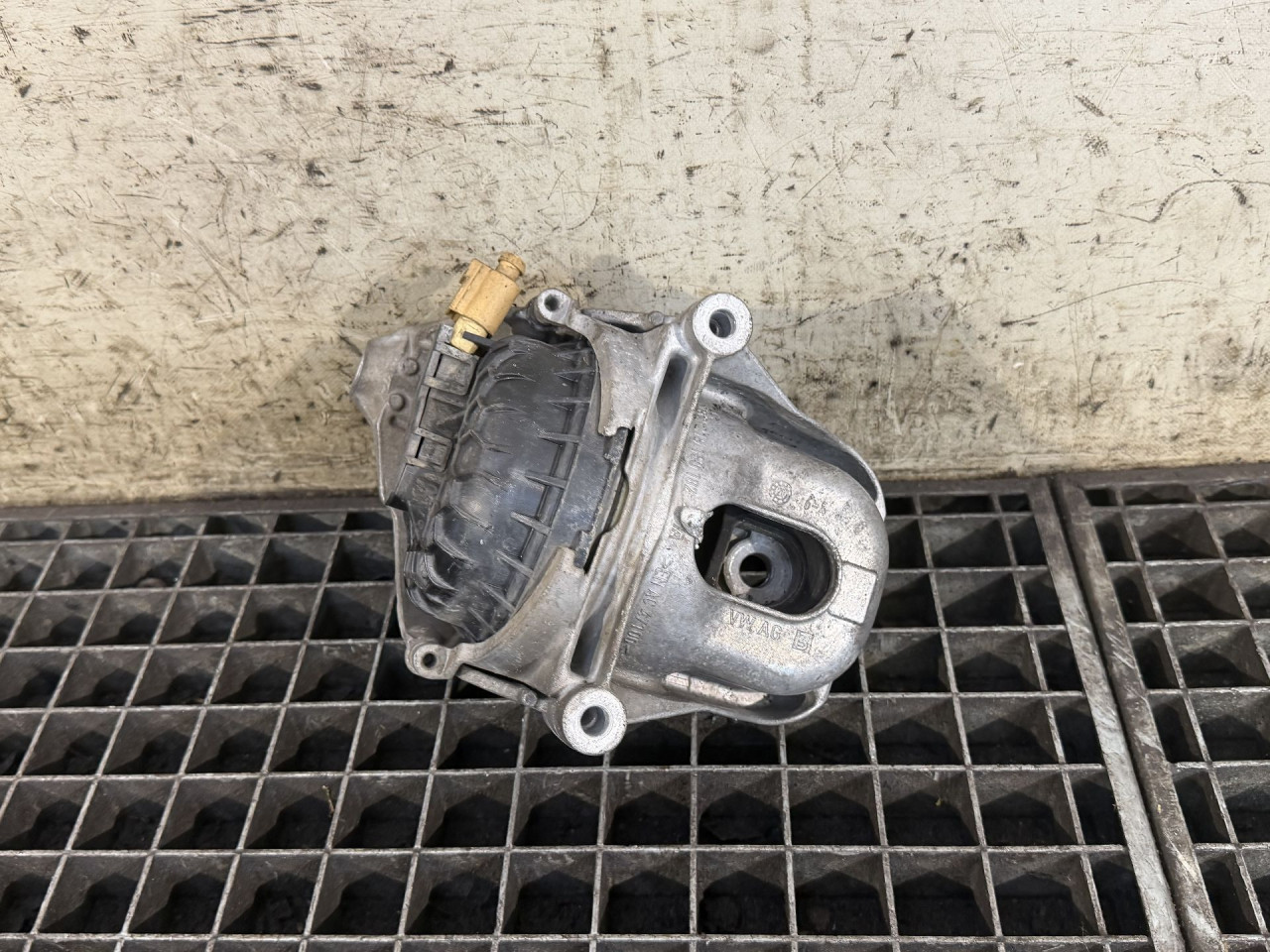 DIJELOVI NOSAC MOTORA AUDI Q5 (FY) > 17 - 20  2.0 4M0199371M