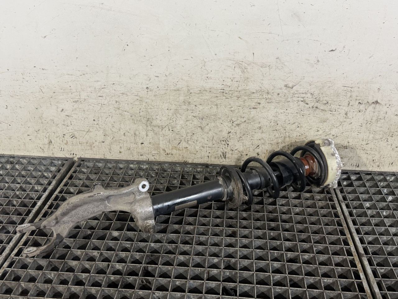 DIJELOVI AMORTIZER AUDI A4 (B9) > 15-18 2.0 8W0413031BA