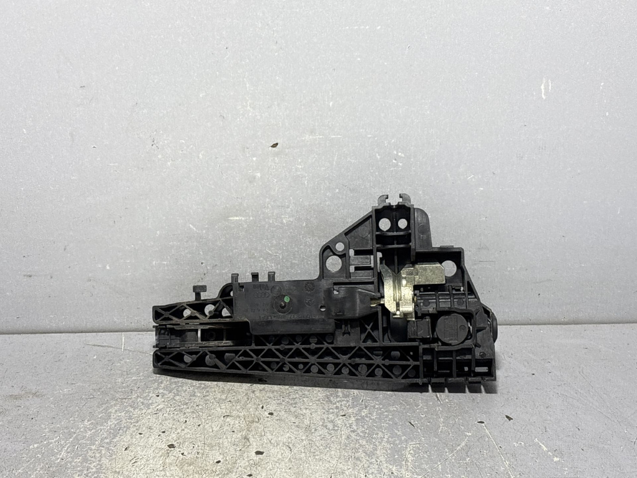 DIJELOVI RUCKA VRATA AUDI Q5 > 08-11 8T0839885A