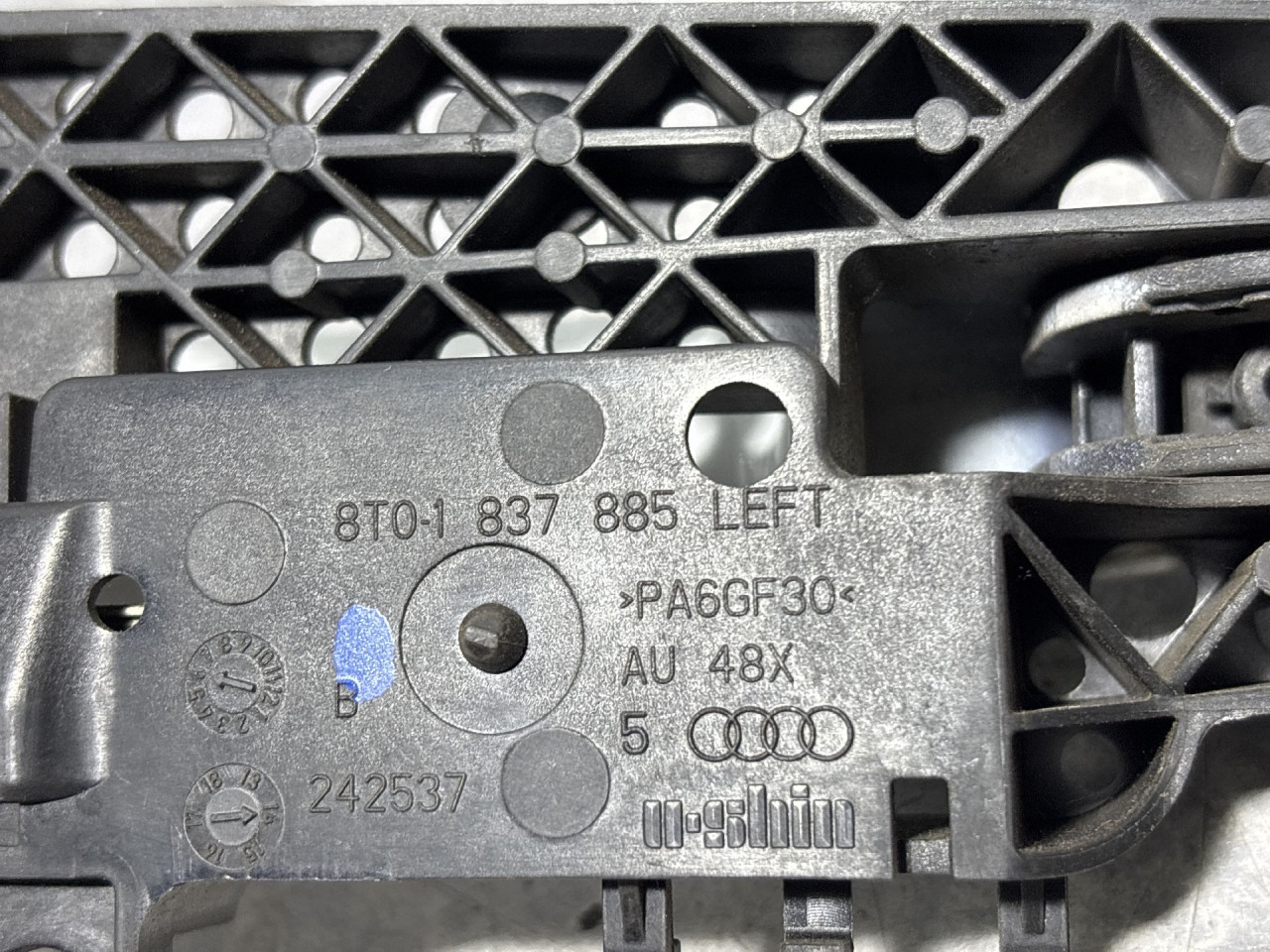 DIJELOVI RUCKA VRATA AUDI Q5 > 08-11 8T0837885