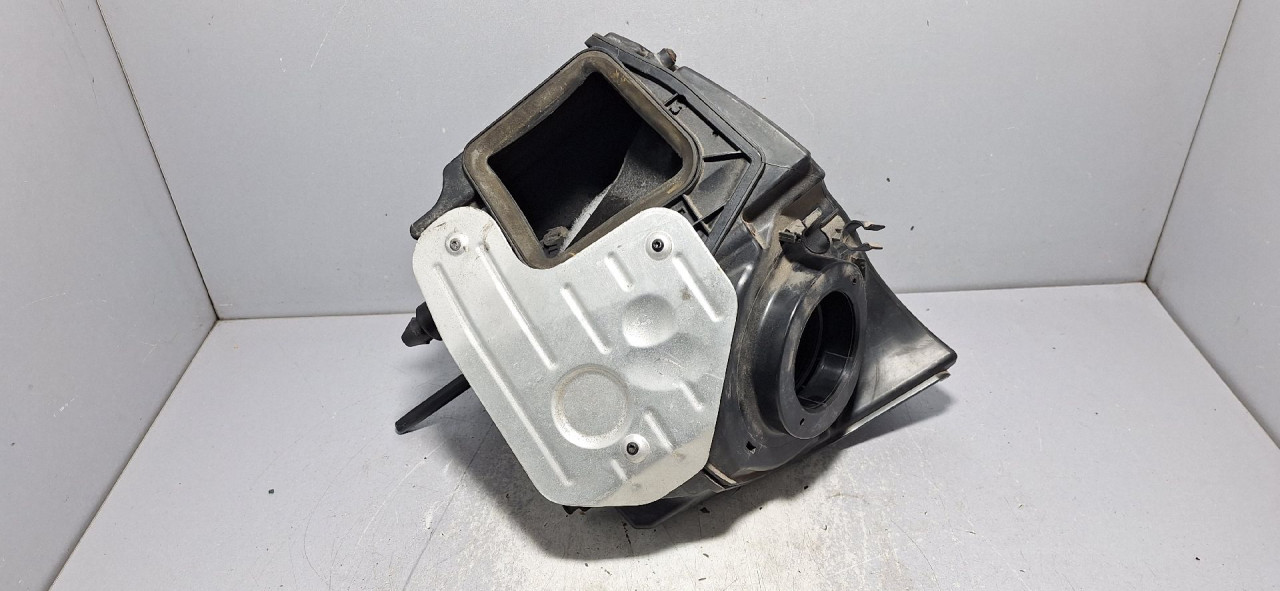 KUCISTE FILTERA ZRAKA AUDI A4 (B9) > 15-18 8W0133835D