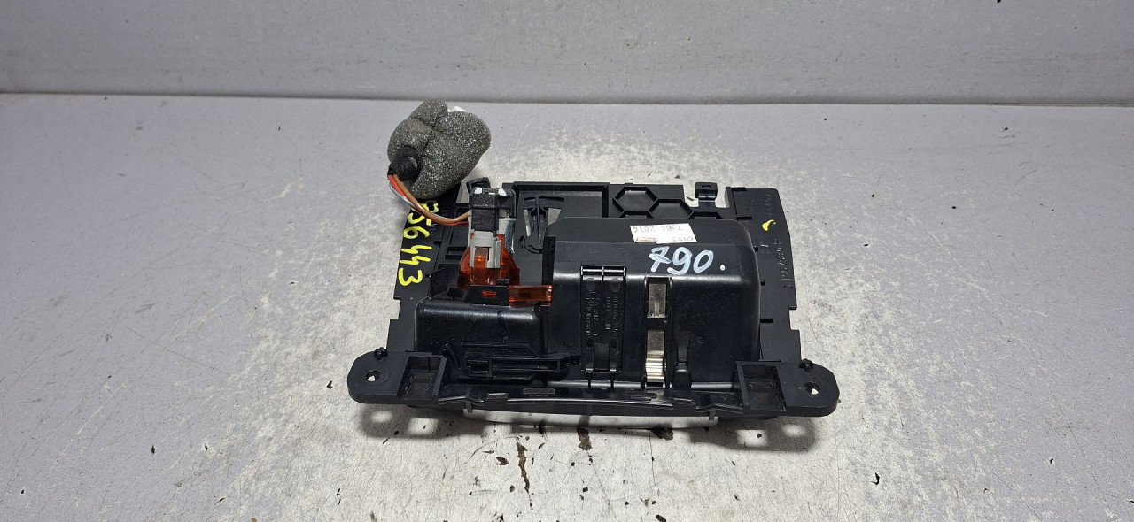 DIJELOVI PEPELJARA AUDI A4 (B8) > 12-15 8K0857951C