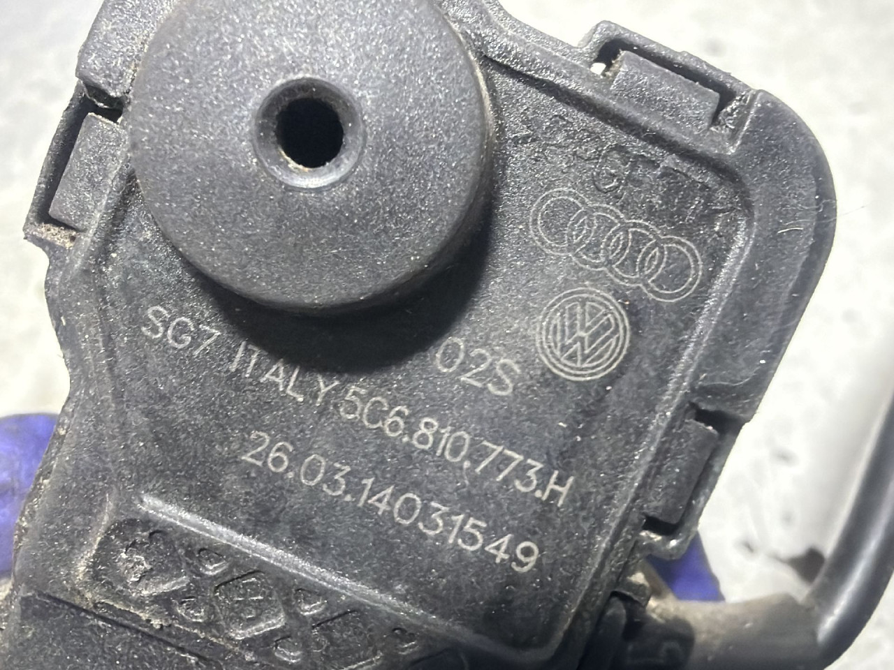 MOTORIC POKLOPCA REZERVOARA VW GOLF 7 > 12-16 5C6810773H