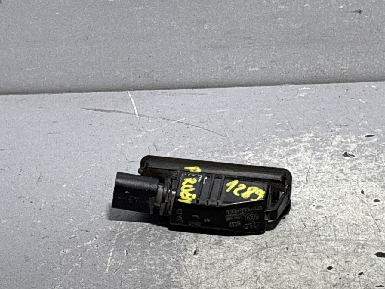 DIJELOVI RASVJETA TABLICA VW GOLF 6 > 08-12 1K8943021