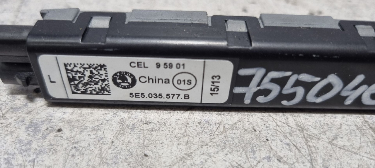 DIJELOVI ANTENA SKODA OCTAVIA > 13-16 5E5035577B