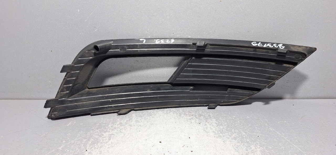 DIJELOVI RESETKA BRANIKA AUDI A4 (B8) > 12-15
