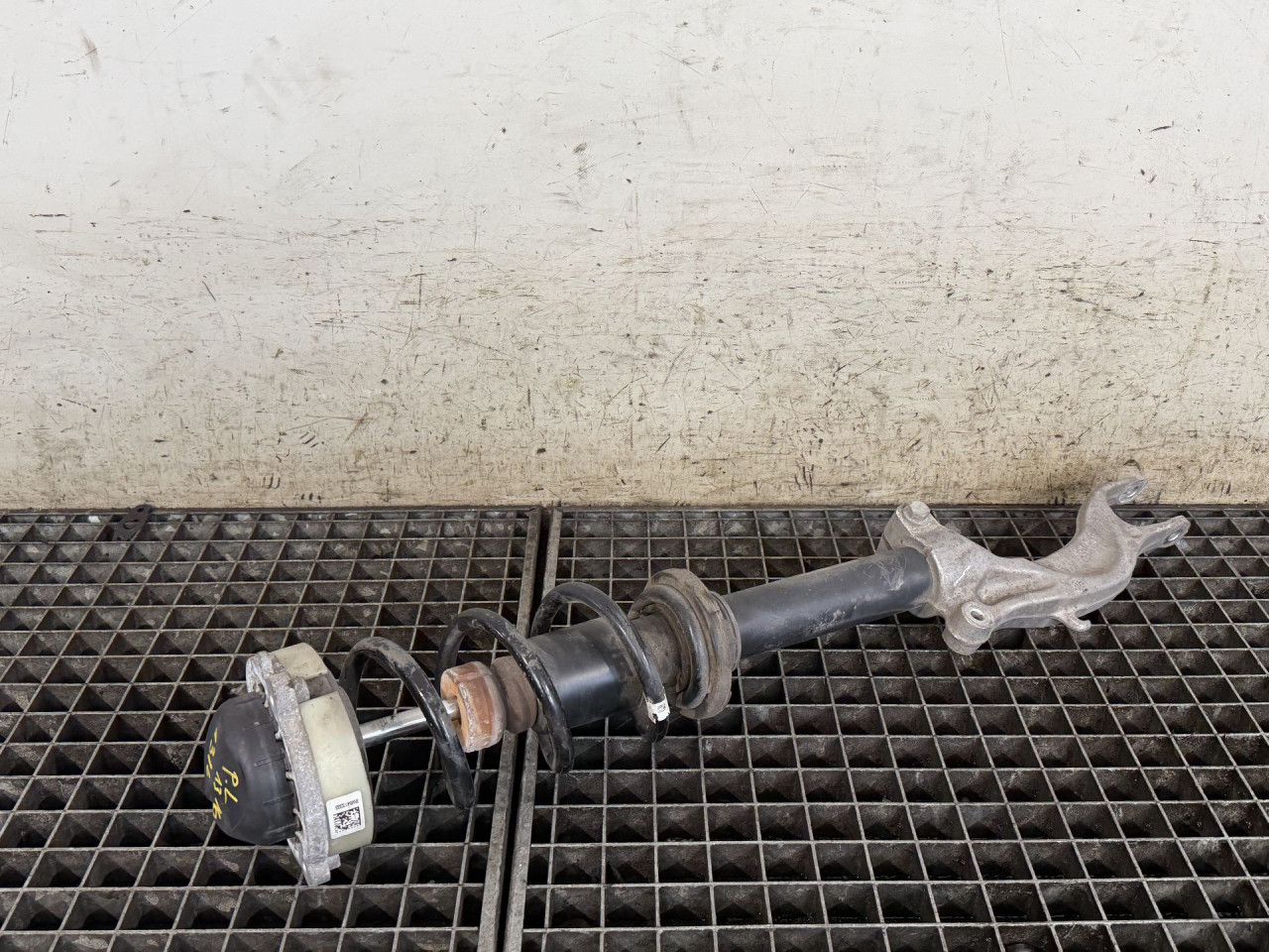 DIJELOVI AMORTIZER AUDI A4 (B9) > 15-18 2.0 8W0413031BA