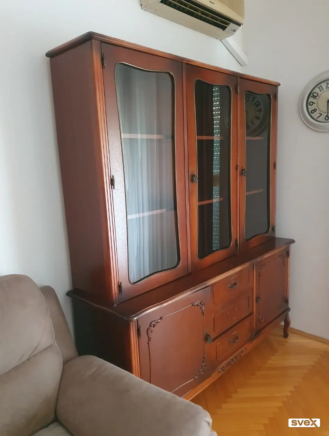 Drvena vitrina sa staklenim vratima