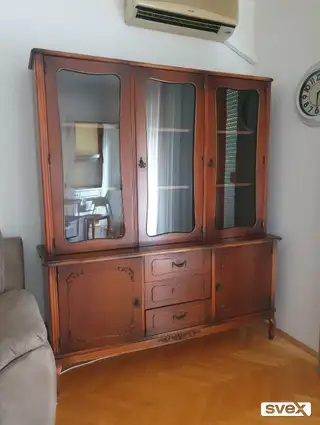 Drvena vitrina sa staklenim vratima