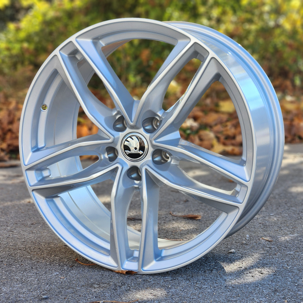 17X7.5 5X112 ET40 66.5 SILVER RS_BK690