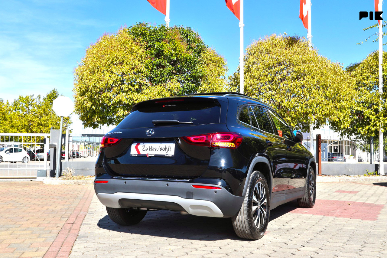 Mercedes GLA 200 D DCT 8G-Tronic STYLE Panorama -Full LED-