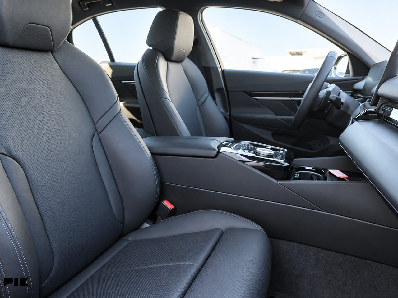 BMW 520 D G60 LUXURY / VEGANZA / ADAPTIVE LED / 197 KS Novi model