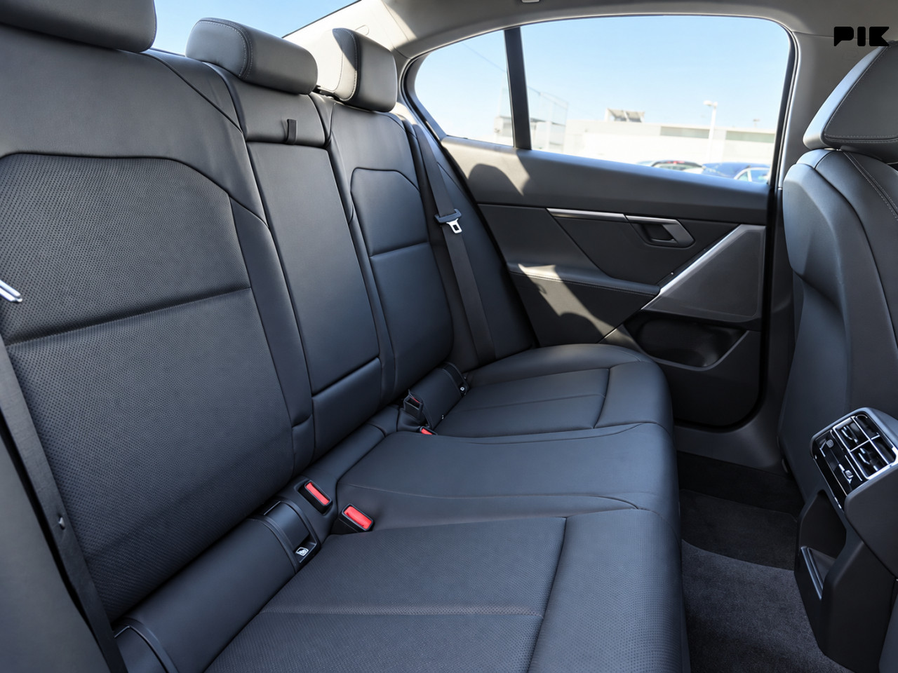 BMW 520 D G60 LUXURY / VEGANZA / ADAPTIVE LED / 197 KS Novi model