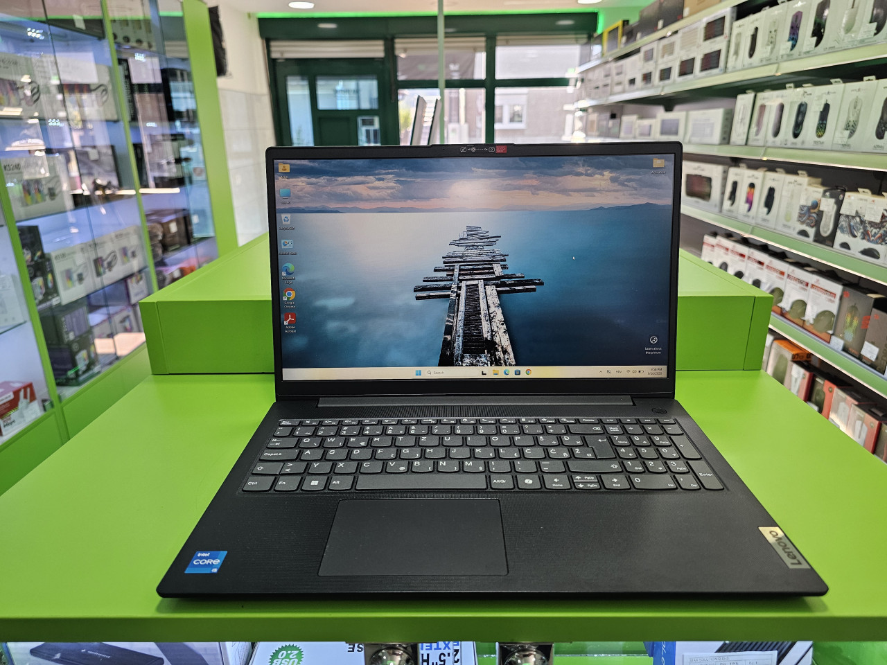 Lenovo V15