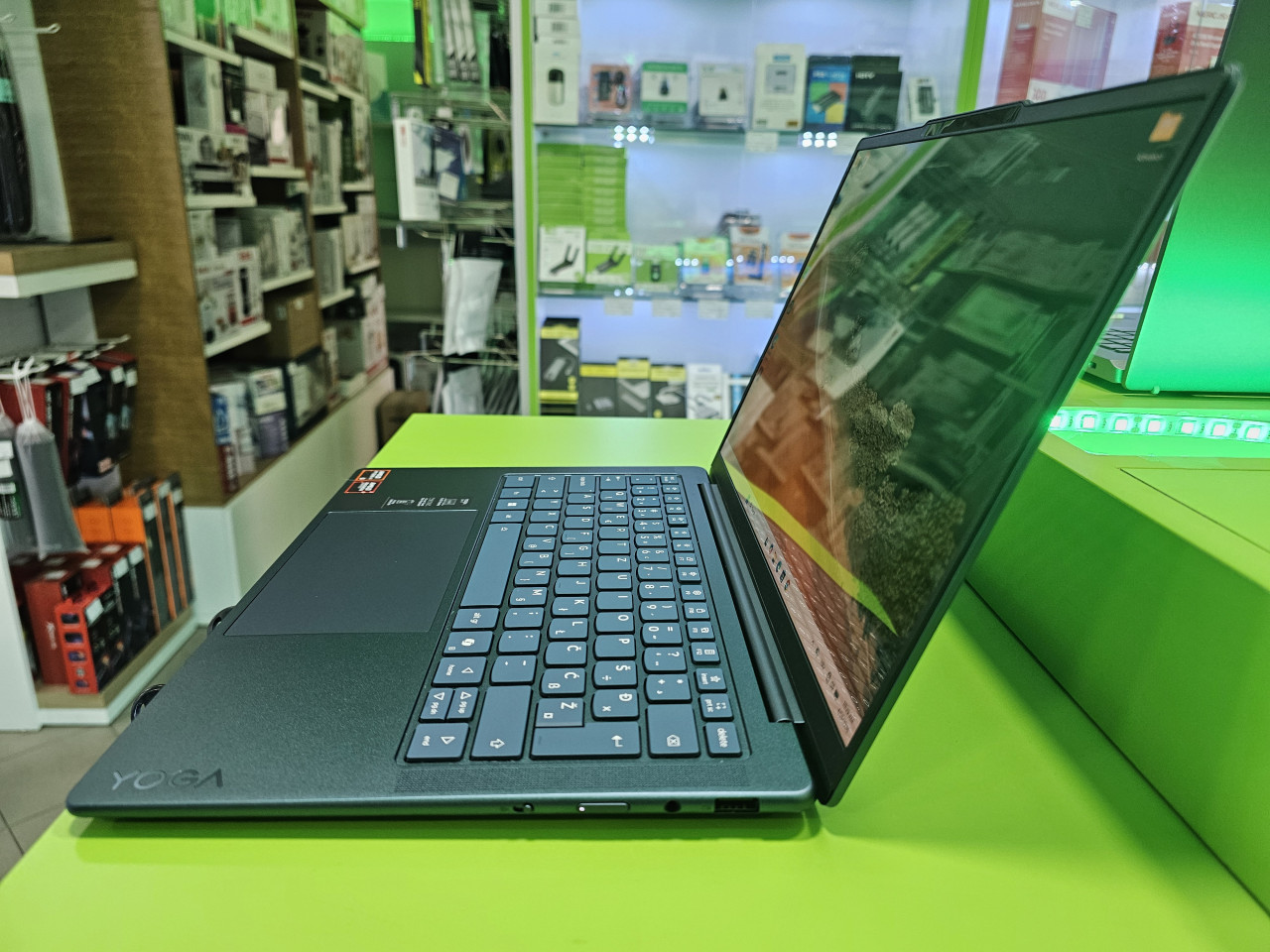 Lenovo Yoga Slim 7 2K OLED Ryzen AI 5 340 /16GB/SSD 1TB