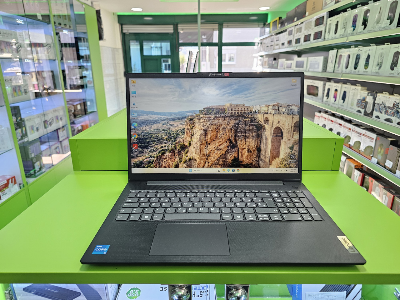 Lenovo V15