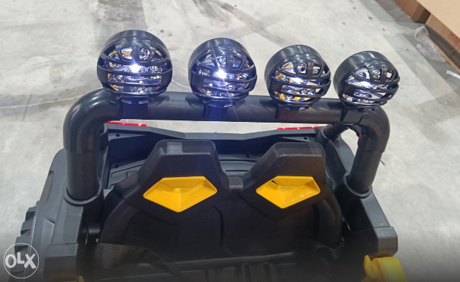 AUTO NA BATERIJE 8869-B-Y-R