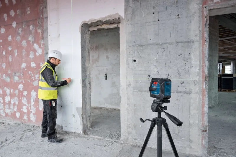 BOSCH GLL 20-22 G Križni laserski nivelir 20m zeleni zrak sa držačem LB 10 i stativom BT 150