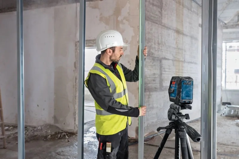 BOSCH GLL 20-22 G Križni laserski nivelir 20m zeleni zrak sa držačem LB 10 i stativom BT 150
