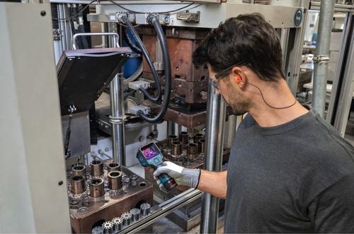BOSCH GTC 12V-450-13 Termalna kamera 12V -20 do 450°C 1x2Ah punjač i L-Boxx kofer